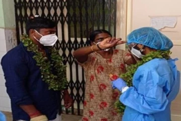 கொரோனா வார்டிலேயே பாதுகாப்பு உடையுடன் நடந்த திருமணம்.. வைரலாகும் புகைப்படம்!