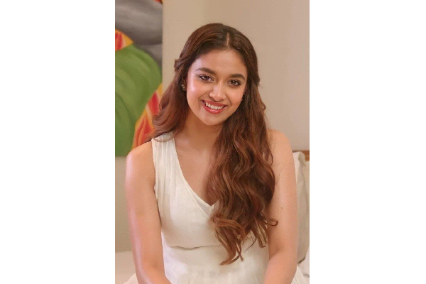 நடிகை கீர்த்தி சுரேஷின் லேட்டஸ்ட் க்ளிக்ஸ்.. கொள்ளை அழகை ரசிக்கும் ரசிகர்கள் | Keerthy Suresh Latest Clicks