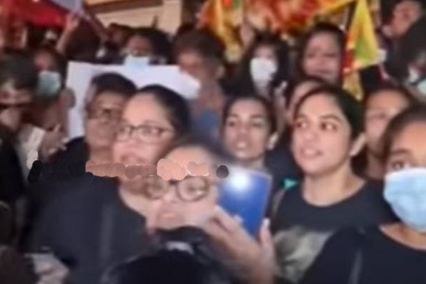 ஆர்ப்பாட்டக்களத்தில் விண்ணதிர தேசிய கீதத்தை சிங்கள மொழியில் இசைத்த மக்கள்! | Galle Protest Demonstrators National Anthem Crisis ஆர்ப்பாட்டக்களத்தில் விண்ணதிர தேசிய கீதத்தை சிங்கள மொழியில் இசைத்த மக்கள்! | Galle Protest Demonstrators National Anthem Crisis