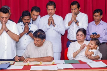 மகளுடன் வந்து வேட்புமனுவில் கையெழுத்திட்ட சஜித்!