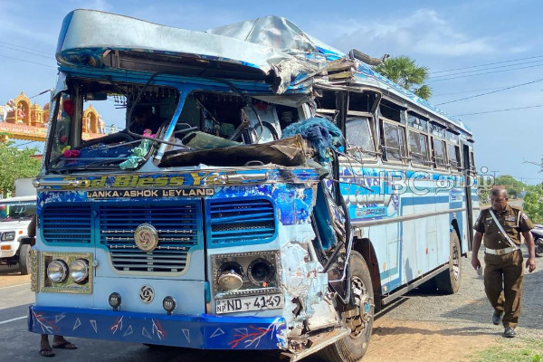மன்னார் - யாழ் பிரதான வீதியில் கோர விபத்து : பலர் வைத்தியசாலையில் ! | Accident On The Mannar Jaffna Main Road