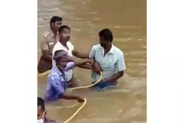 பெருக்கெடுத்து வந்த வெள்ளத்தில் சிக்கித் தவித்த 4 இளைஞர்கள் பத்திரமாக மீட்பு!