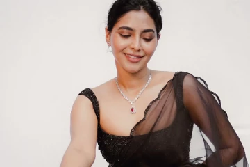 ஐஸ்வர்யா லட்சுமி ட்ரான்ஸ்பரென்ட் சேலையில் ஹாட் போட்டோஷூட்