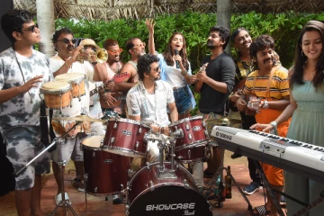 பீஸ்ட் திரைப்பட நடிகர்கள் ஒன்றாக எடுத்துக்கொண்ட லேட்டஸ்ட் புகைப்படம், யார் யார் தெரியுமா?