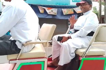 எரிபொருளுக்கு தட்டுப்பாடு -யாழில் குதிரை வண்டியில் பயணம் செய்யும் அருட்தந்தை