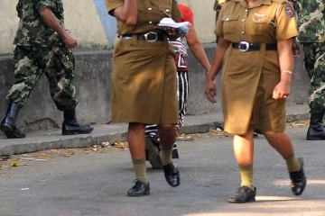 பொலிஸ் நிலையத்தில் பெண் பொலிஸார் குடுமிப்பிடி சண்டை!