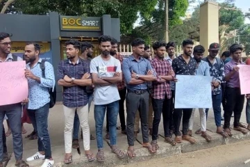யாழ்.பல்கலைகழக மாணவர்கள் கவனயீர்ப்பு போராட்டம்(Photos)