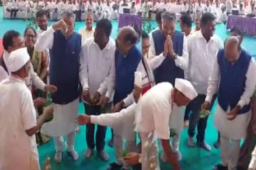 விழாவில் வழிபட கொடுத்த மதுபானத்தை குடித்த அமைச்சர் (வைரல் வீடியோ)