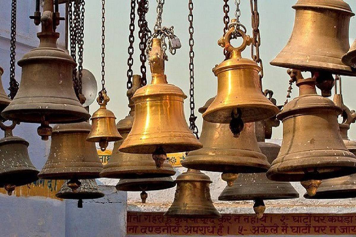 கோவிலில் மணி அடிப்பதன் உண்மை காரணம் தெரியுமா? இவ்வளவு நன்மைகள் இருக்கா! | What Is The Purpose Of Ringing A Bell In A Temple