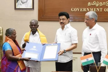 டார்ச் லைட் அடித்து ரயிலை நிறுத்திய தம்பதி - ரூ.5 லட்சம் வெகுமதி வழங்கிய முதலமைச்சர்!