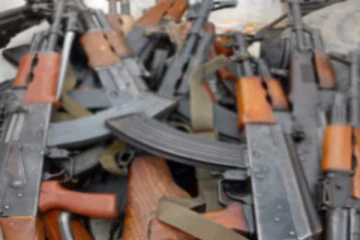 சந்தேகத்துக்கிடமான முறையில் துப்பாக்கிகள் மற்றும் ஆயுதங்கள் மீட்பு