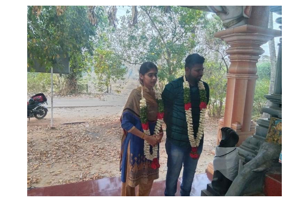 மிளகாய்பொடி, அரிவாளுடன் வந்த பெண் வீட்டினர்: சினிமா பாணியில் நடைபெற்ற சம்பவம் | Lover Marriage Couple Register Office