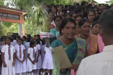 கிளிநொச்சியில் விதிக்கு இறங்கிய மாணவர்கள் மற்றும் பெற்றோர்கள்