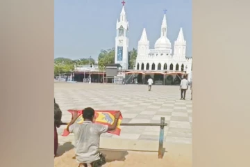 விஜய் முதலமைச்சராக வேண்டும்.., வேளாங்கண்ணியில் மண்டியிட்டு வழிபாடு செய்த தொண்டர்