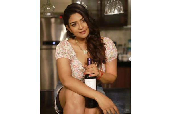 மது பாட்டிலுடன் தொகுப்பாளினி மகேஷ்வரி எடுத்த போட்டோ ஷுட்- ஷாக்கான ரசிகர்கள் | Vj Maheshwari Photoshoot With Liquor Bottle