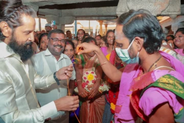 பணியாளர் இல்ல திருமணம்.. தாலி எடுத்து கொடுத்த விக்ரம் - வைரலாகும் போட்டோஸ்!