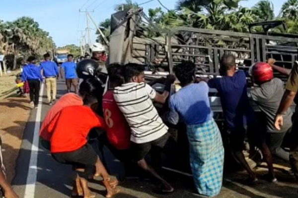 யாழில் பிக்அப் ரக வாகனமொன்று மோதி விபத்து | Pick Up Type Vehicle Accident In Jaffna