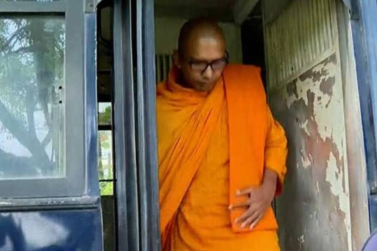 சத்தியாகிரகத்தில் ஈடுபட்ட பலாங்கொட கஸ்ஸப தேரர் மருத்துவமனையில் அனுமதி | Kassapa Thera Admitted Hospital While Satyagraha சத்தியாகிரகத்தில் ஈடுபட்ட பலாங்கொட கஸ்ஸப தேரர் மருத்துவமனையில் அனுமதி | Kassapa Thera Admitted Hospital While Satyagraha