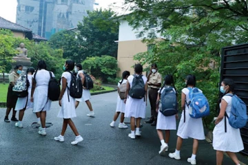 இலங்கையில் திடீரென மூடப்பட்ட பத்தாயிரத்திற்கும் மேற்பட்ட பாடசாலைகள் - வெளியான காரணம்