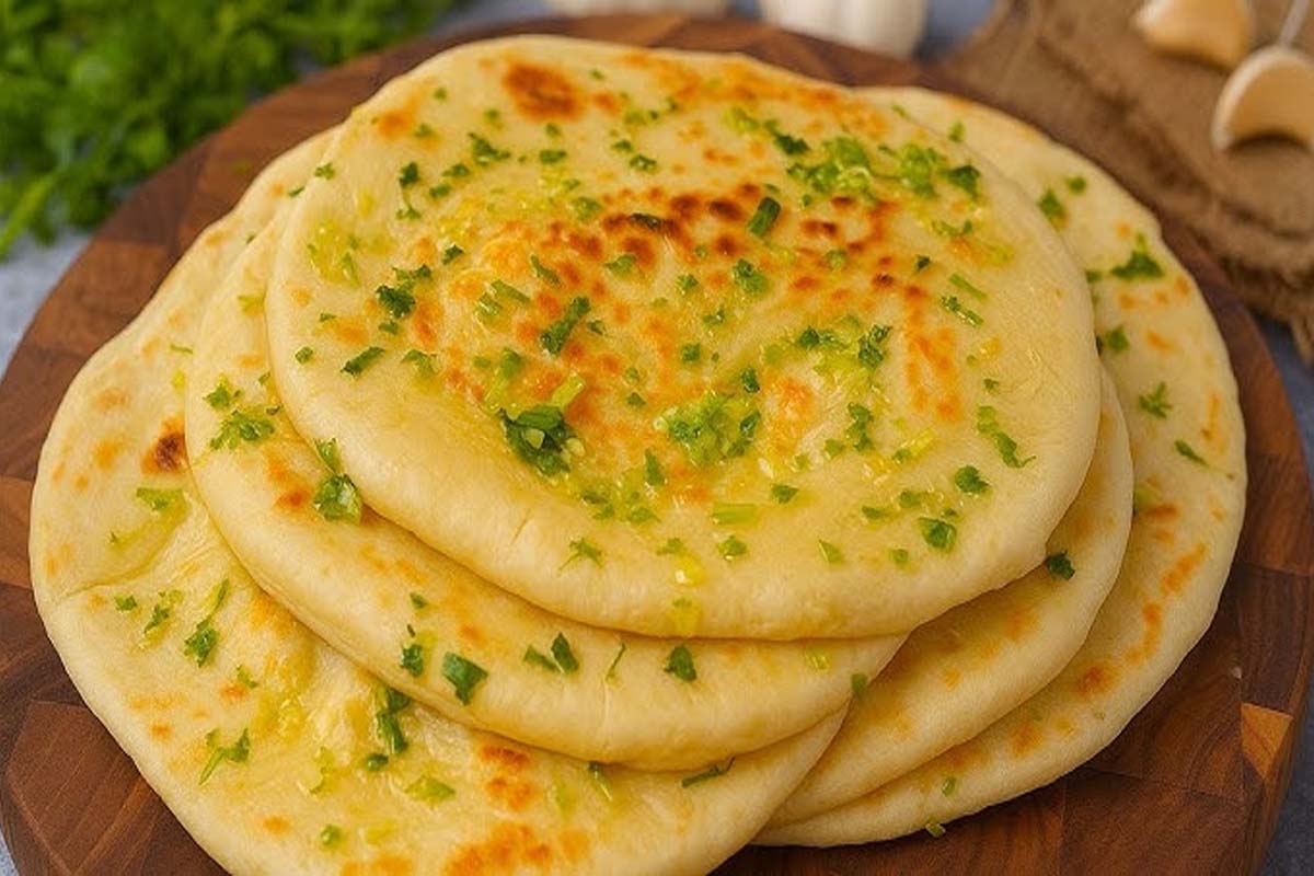 Butter Garlic Naan ஒருமுறை இப்படி செய்து பாருங்க.... கொஞ்சம் கூட மிச்சம் இருக்காது | How To Prepare Tasty Garlic Naan At Home