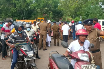 வவுனியாவில் பெட்ரோலுக்காக 7 கிலோ மீற்றர் தூரத்திற்கு வரிசையில் நிற்கும் வாகனங்கள் (Photos)