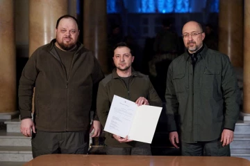 ஐரோப்பிய ஒன்றியத்தில் இணைய கோரிக்கை! - உக்ரைன் ஜனாதிபதி கையெழுத்து (Photo)