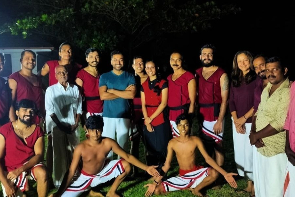 Kalari பயிற்சி எடுப்பவர்களுடன் பிரபலங்கள் சூர்யா-ஜோதிகா எடுத்துக்கொண்ட லேட்டஸ்ட் புகைப்படம் இதோ | Surya Jyothika With Kalari Team