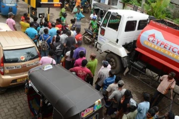 50 நாட்களுக்கு பூட்டு; யாழ்ப்பாணத்தில் முண்டியடித்த பொதுமக்கள்!