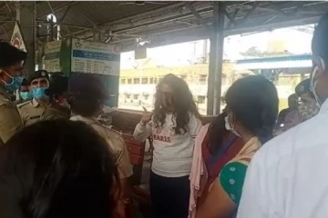 ‘வெரட்டி வெரட்டி வெளுக்க தோணுது’ - ரயில் நிலையத்தில்  போலீஸார் முன்பு நடனமாடி பங்கம் செய்த இளம்பெண்