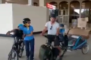 සියල්ල පුදුම කරමින් මෙරටට පැමිණෙන සංචාරකයන් කරපු දේ.. (VIDEO)