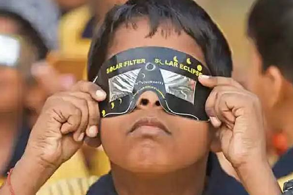 இந்த ஆண்டின் கடைசி பகுதி சூரிய கிரகணம்.. எப்போது தெரியுமா? இங்கு சென்றால் பார்க்கலாம்! | 2022 Last Solar Eclipse Suriya Grahanam Tamil Nadu