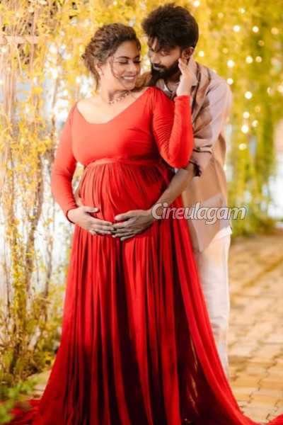 தனது மனைவி கர்ப்பமாக இருக்கும் விஷயத்தை அழகிய போட்டோவுடன் அறிவித்த KPY தீனா.. குவியும் வாழ்த்து | Kpy Dheena Announced His Wife Pregnancy