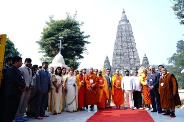 பீகார் புத்த கயாவில் வழிபாட்டில் ஈடுபட்ட ஜனாதிபதி அனுர