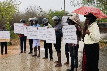 யாழ்.கீரிமலையில் 300 டிப்பர் கழிவுகள் ; கொட்டும் மழையிலும் மக்கள் போராட்டம்