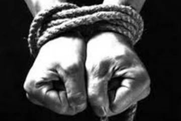 තරුණියක් පැහැර ගනී..