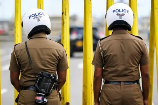 கொழும்பில் பெண்களுக்கு ஆபத்தான நபர் - விசாரணையில் திடுக்கிடும் தகவல் | Fake Police Officer Arrested In Colombo