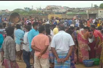 நாளை முதல் தளர்வுகள் அற்ற ஊரடங்கு... காசிமேட்டில் குவியும் மீன் பிரியர்கள்