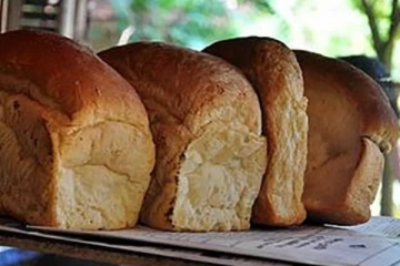 පාන් මිලත් අඩු වෙයි ද?.. ඒ සම්බන්ධයෙන් බේකරි හිමියන්ගේ සංගමය කියන දේ.