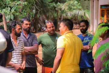 නාමල් හම්බන්තොට පාක්ෂිකයින්ගේ ගෙයින් ගෙට යයි..එහිදී ලැබුණු ප්‍රතිචාර මෙන්න.(PHOTOS)