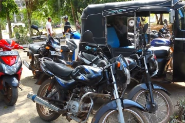 මහා පරිමාණ බූරු පොළක් වටලයි - සැකකරුවෝ යතුරු පැදි හා ෆොන් එපා කියා දුවයි..( VIDEO).