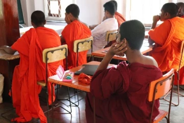 இறுதியாண்டில் காவிகளை துறக்கும் பல்கலைக்கழகங்களில் கற்கும் பிக்கு மாணவர்கள்-அமைச்சர் விதுர தகவல்