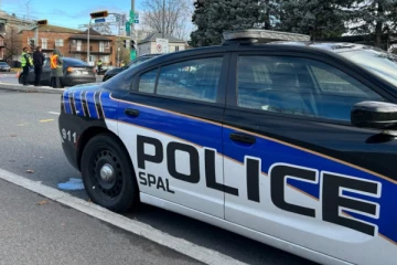 கனடாவில் பொலிஸாரை மிரட்டிய சிறுவன் கைது