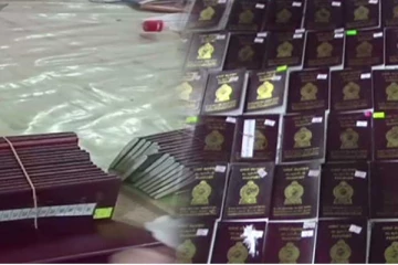 நூற்றுக்கும் மேற்பட்ட கடவுச்சீட்டுகளுடன் வடிகாலில் கிடந்த பை