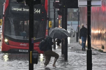 கொட்டிய மழையால்   ஸ்தம்பித்த லண்டன்!