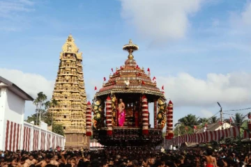 நல்லூர் ஆலய தேர்த் திருவிழாவில் யுவதியின் மோசமான செயல்!