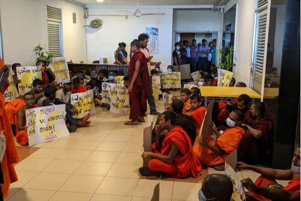 கல்வியமைச்சிற்குள் நுழையமுற்பட்ட 56 பேர் கைது!(Photos) | 56 People Enterministry Of Education Arrested