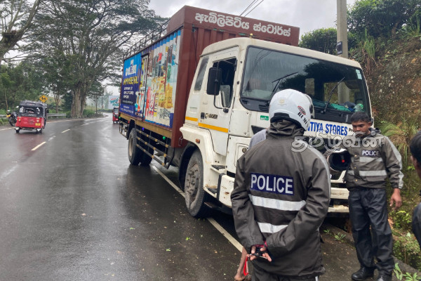 நானுஓயா ரதல்ல குறுக்கு வீதியில் பாரவூர்தி குடைசாய்ந்து விபத்து! அச்சத்தில் மக்கள் | Truck Overturns At Nanu Oya Rattala Intersection