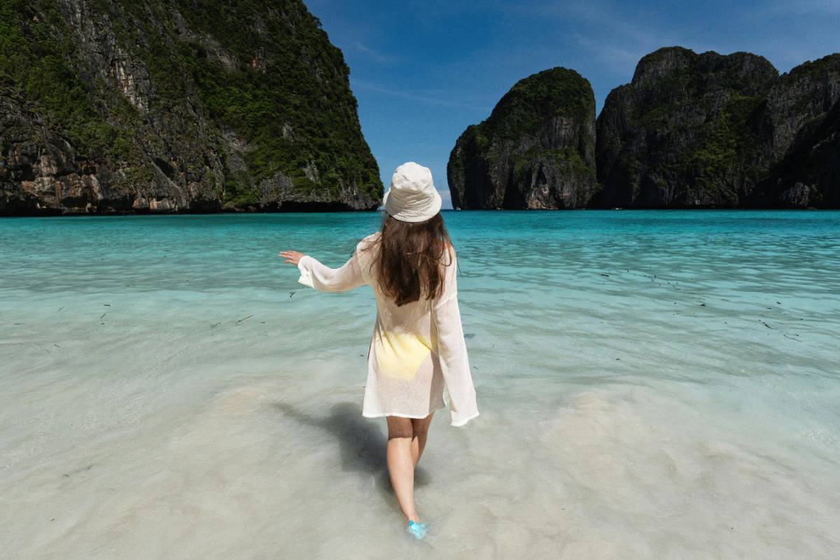 கடலில் குளித்தால் 90,000 ரூபாய் அபராதம்: எந்த நாட்டில் தெரியுமா? | Thailand Penalty For Bath In Maya Bay