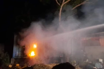 கிளிநொச்சியில் திடீரென தீப்பற்றி எரிந்த களஞ்சியசாலை(Photos)