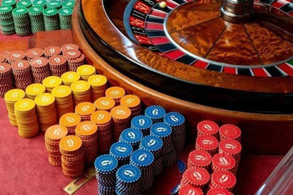 பெண் நடத்திய சூதாட்ட விடுதி; 15 பேர் கைது | Casino Featuring A Woman 15 People Were Arrested